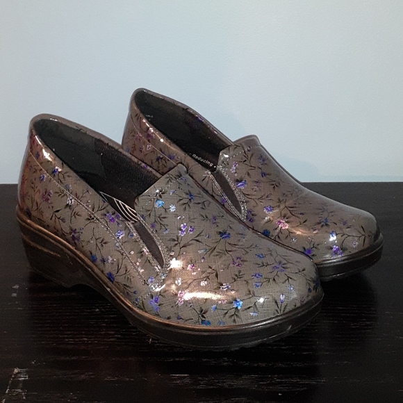 easy street nursing shoes